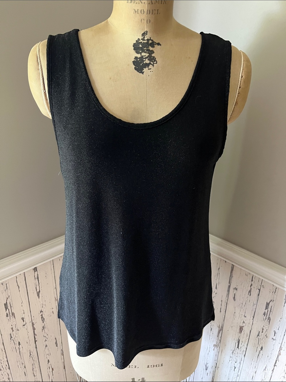 Origami sz Lg metallic thread Black Scoop Neck Tank Top